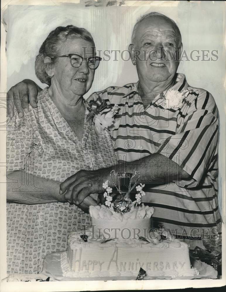 1963 Press Photo Mr. and Mrs. Ferdinand Nabors cut 50th wedding anniversary cake- Historic Images