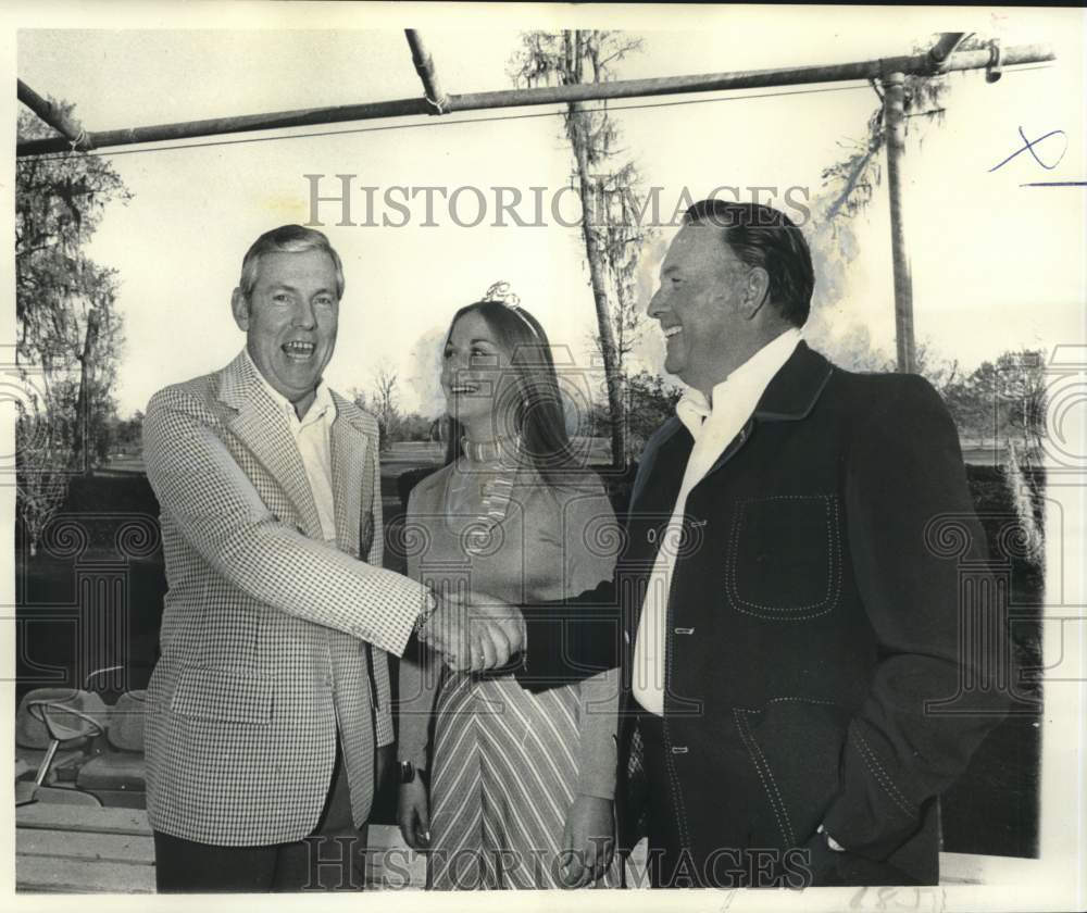 1976 Press Photo Champion &amp; Queen with chair of New Orleans Open golf tournament- Historic Images