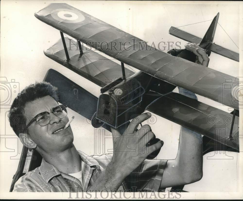 1961 Press Photo Elliot Blaize with model of World War I fighter plane- Historic Images