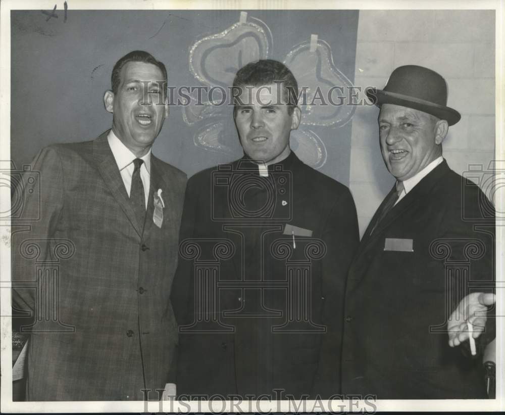 1966 Press Photo Algiers Irish Assoc. officials with new priest in Louisiana