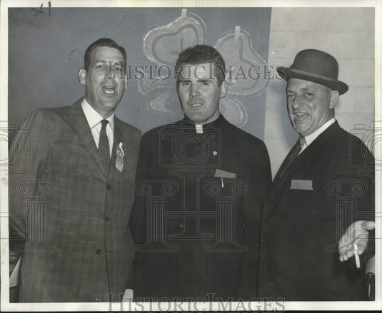 1966 Press Photo Algiers Irish Assoc. officials with new priest in Louisiana