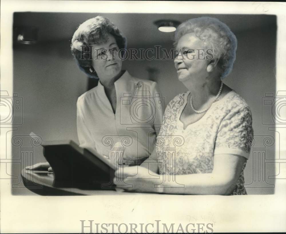 1975 Press Photo Reverend Ruth Murphy &amp; Ruth Murphy Elmer of Unity Temple- Historic Images
