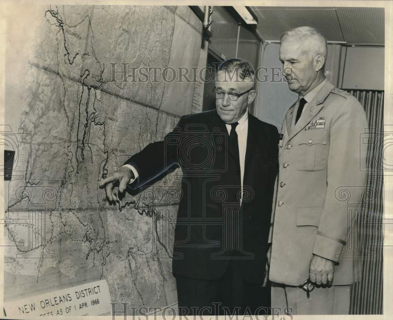 Load image into Gallery viewer, 1966 Press Photo Hu B. Myers conferring with Major General Ellsworth I. Davis
