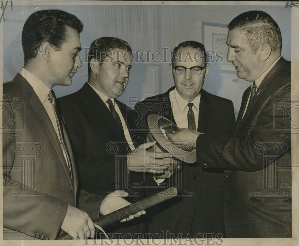 1967 Press Photo Captain Henry M. Morris &amp; officers investigate crime scene