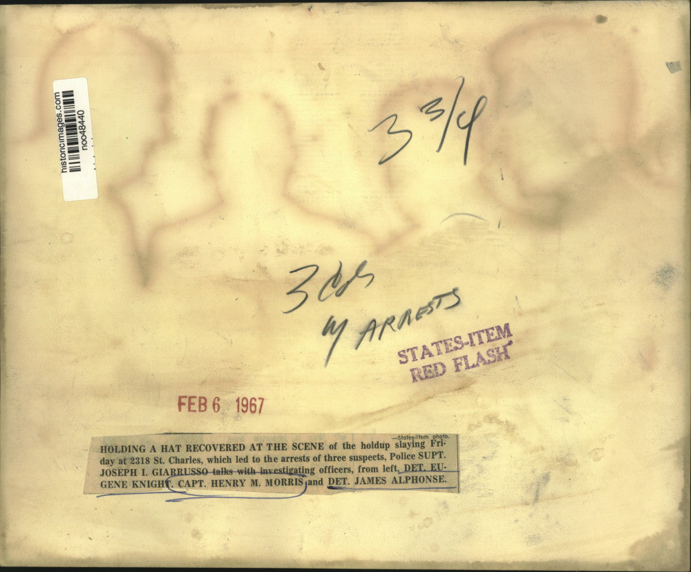 1967 Press Photo Captain Henry M. Morris & officers investigate crime scene