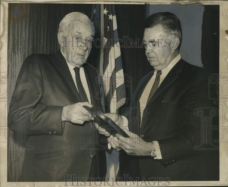 Load image into Gallery viewer, 1969 Press Photo Sewerage and Water Board meeting at City Hall - noo48465

