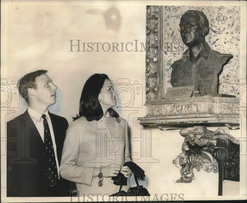 Load image into Gallery viewer, 1967 Press Photo Corinne Morrison Hopkins &amp; deLesseps Morrison Jr- Dedication
