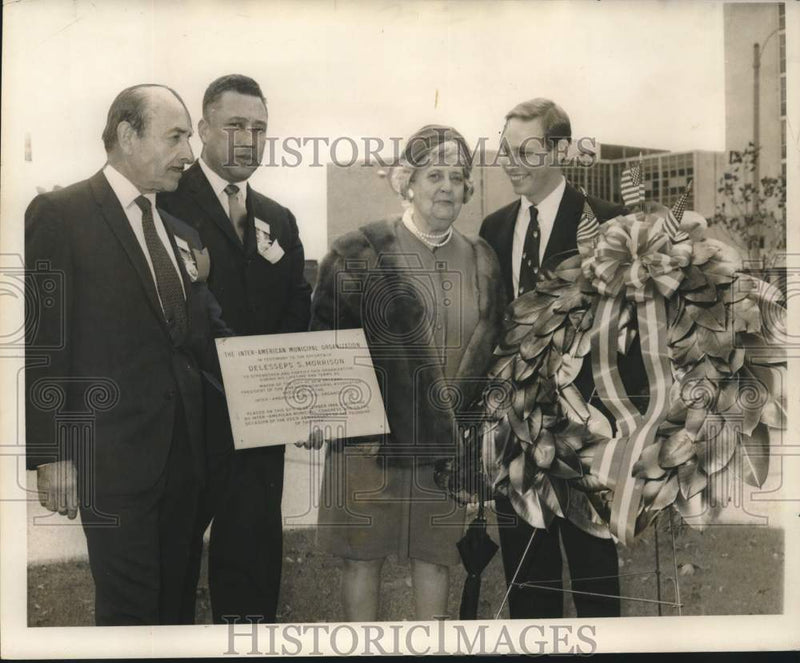 Load image into Gallery viewer, 1968 Press Photo A Bronze Plate honoring the late Mayor deLesseps S. Morrison
