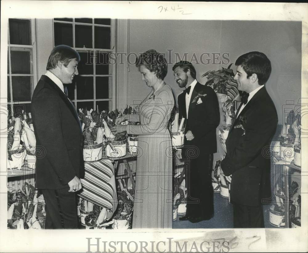 1975 Press Photo Joe Morrow, Nina Sloss, Dick Walne & Tom Collum pick up dinner- Historic Images