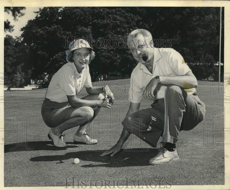 Load image into Gallery viewer, 1966 Press Photo Mrs. E.J. Mittelbronn &amp; Dick Waters, Deep South golf tournament

