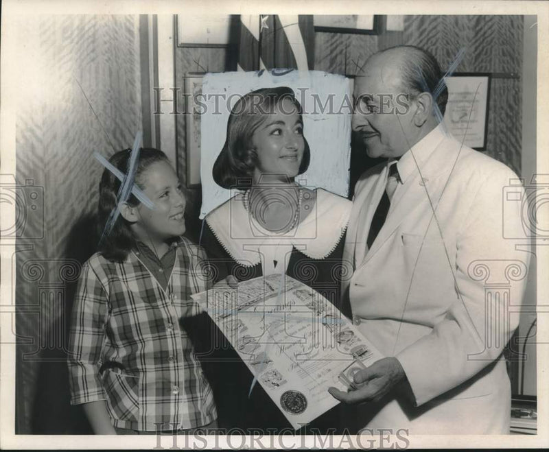 Load image into Gallery viewer, 1965 Press Photo Paige Mitchell, author of "The Case" - noo48510
