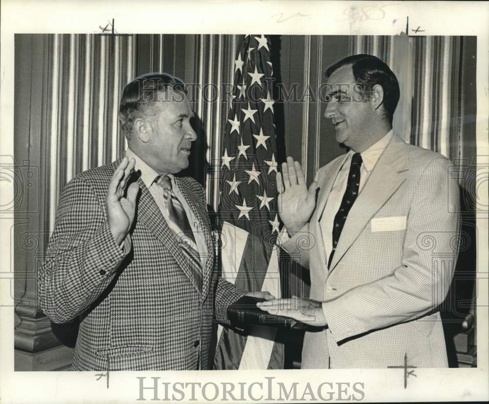 1974 Press Photo Christopher C. Morton taking oath of office from John Stender- Historic Images