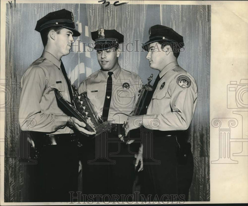 Load image into Gallery viewer, 1967 Press Photo Honor graduates of Recruit Class No. 40- New Orleans Police
