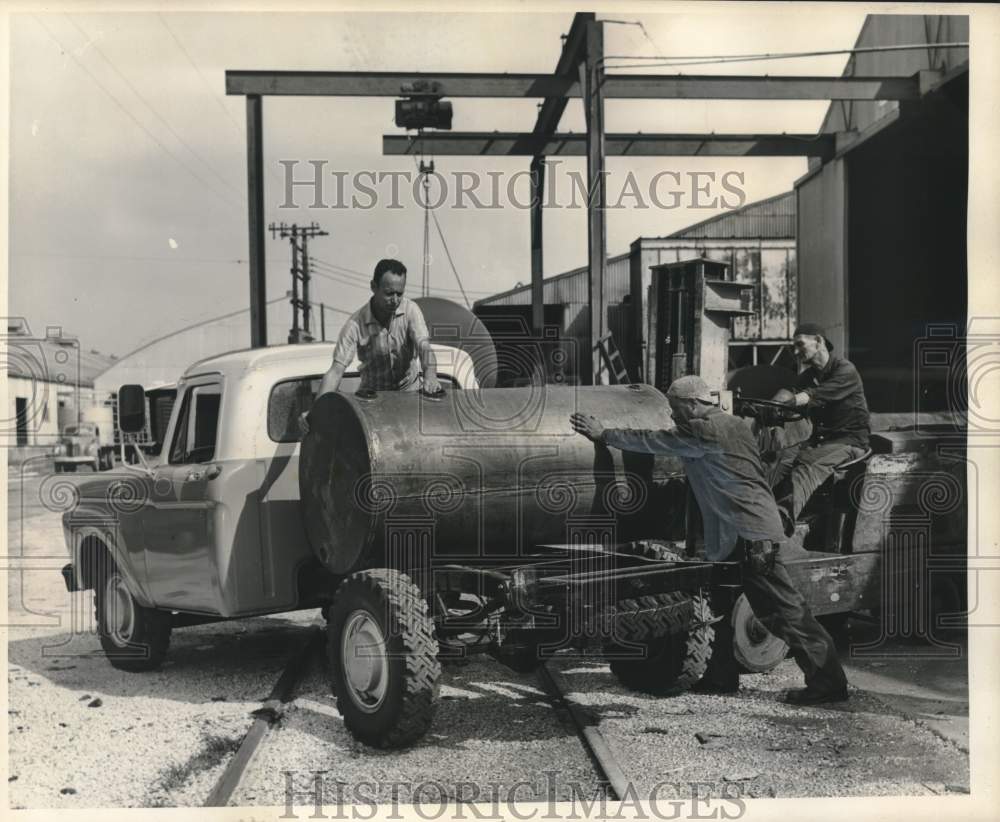 1964 Press Photo A Fogging Tank fitted on a truck at Rheem Manufacturing Co.
