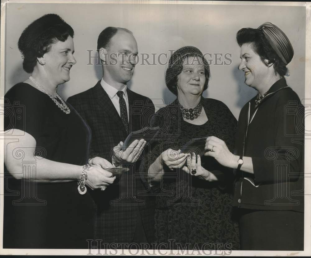 1964 Press Photo Presidents' Cooperative School Club honor outstanding members- Historic Images