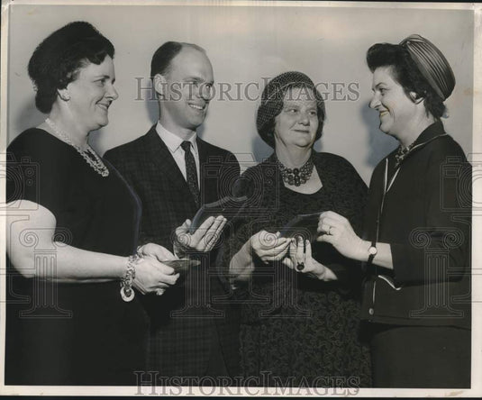 1964 Press Photo Presidents' Cooperative School Club honor outstanding members- Historic Images