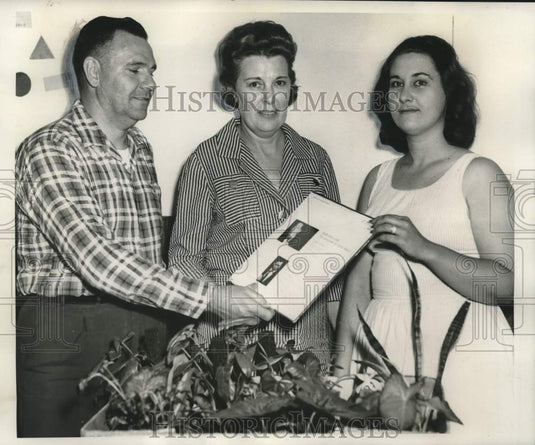 1966 Press Photo Mrs. Harold Molaison of Twilight Gardners at West Bank School - Historic Images