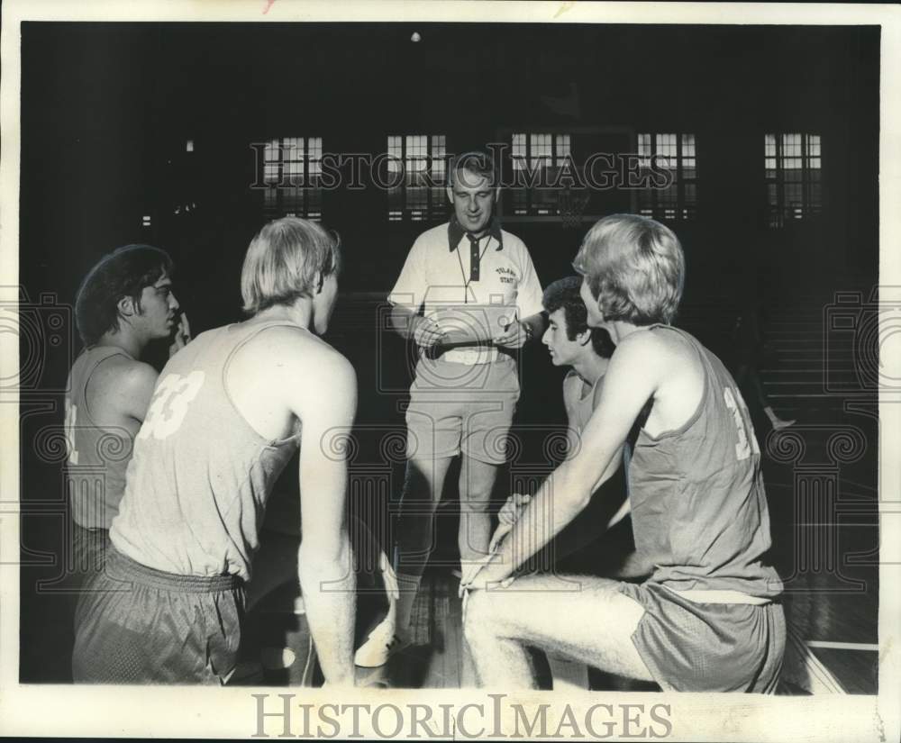 1974 Press Photo Coach Charlie Moir of Tulane &amp; his basketball players- Historic Images