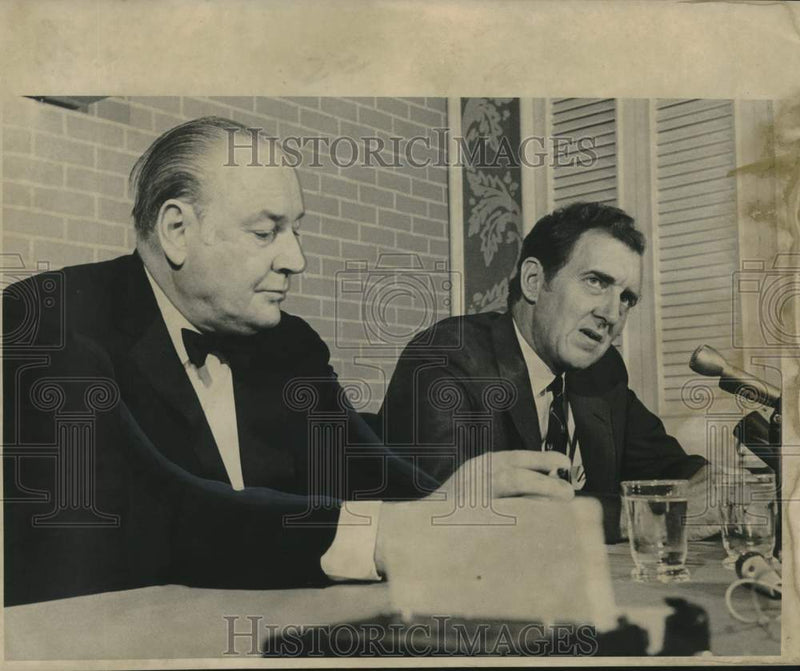 Load image into Gallery viewer, 1969 Press Photo Senator Muskie &amp; Gov. Rockefeller in New Orleans for council
