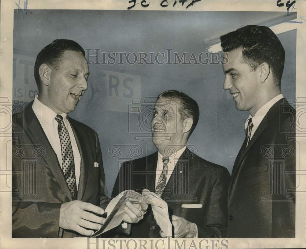 1967 Press Photo Young Men&#39;s Business Club of New Orleans gives award to police
