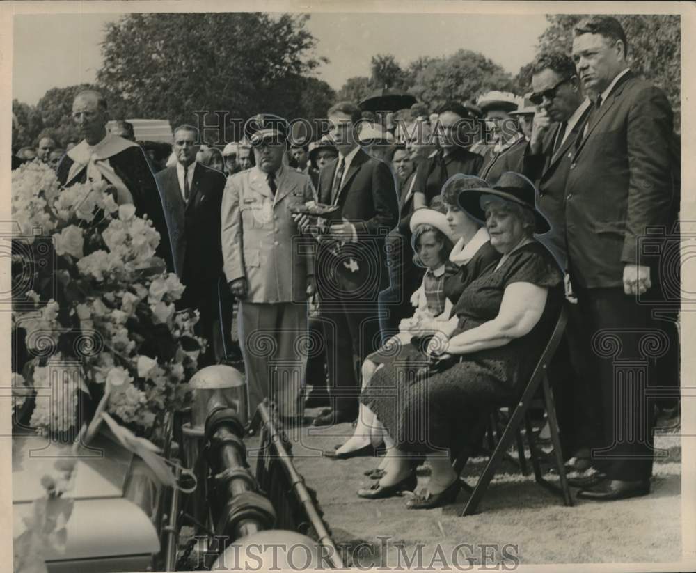 1964 Press Photo Graveside ceremonies for deLesseps S. Morrison, Metairie