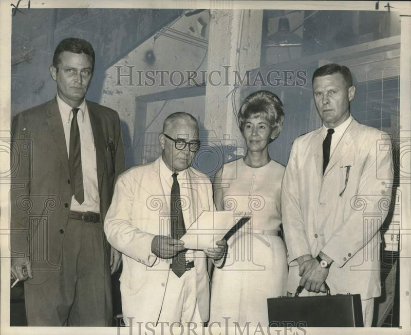 Load image into Gallery viewer, 1966 Press Photo James J. Morrison at H.C. Beck Company, Bourbon Street dispute
