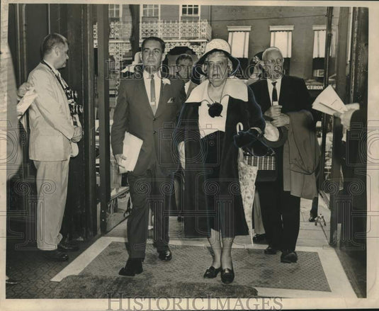 1965 Press Photo Anita Morrison & Attendees Enter Memorial for Mayor Morrison- Historic Images