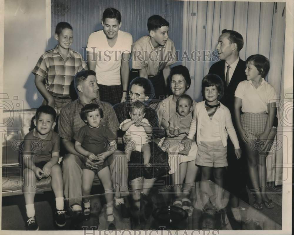 1962 Press Photo Reverend James L. Moss & Reverend Frank E. Soules with families