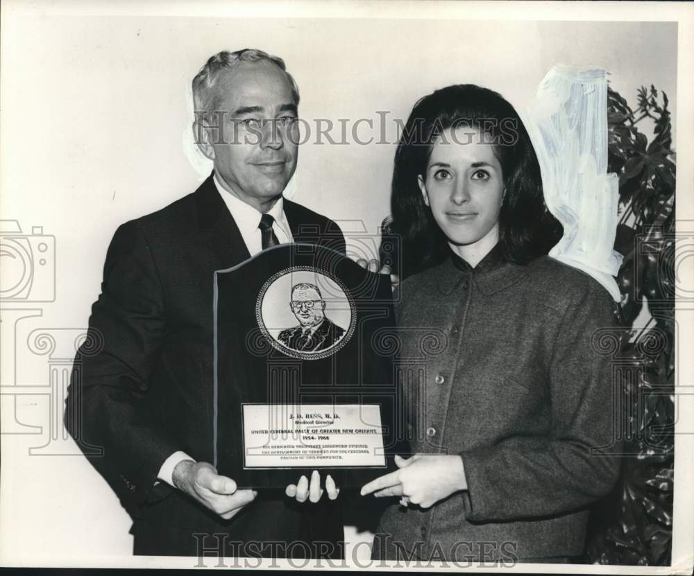 1968 Press Photo Mrs. Stephen A. Moses receives plaque in memory of her father