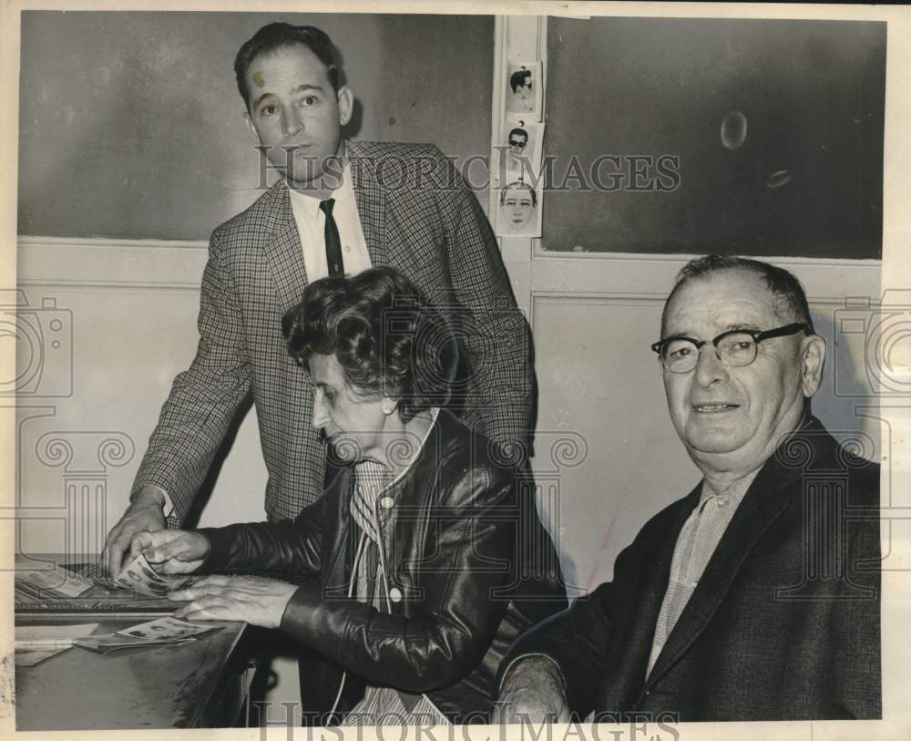 1966 Press Photo Mr. and Mrs. Carl Naihaus, Uptown Robbery Victims - noo48718