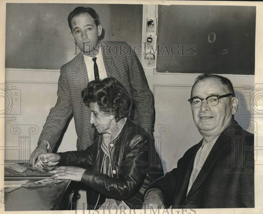 1966 Press Photo Mr. and Mrs. Carl Naihaus, Uptown Robbery Victims - noo48718