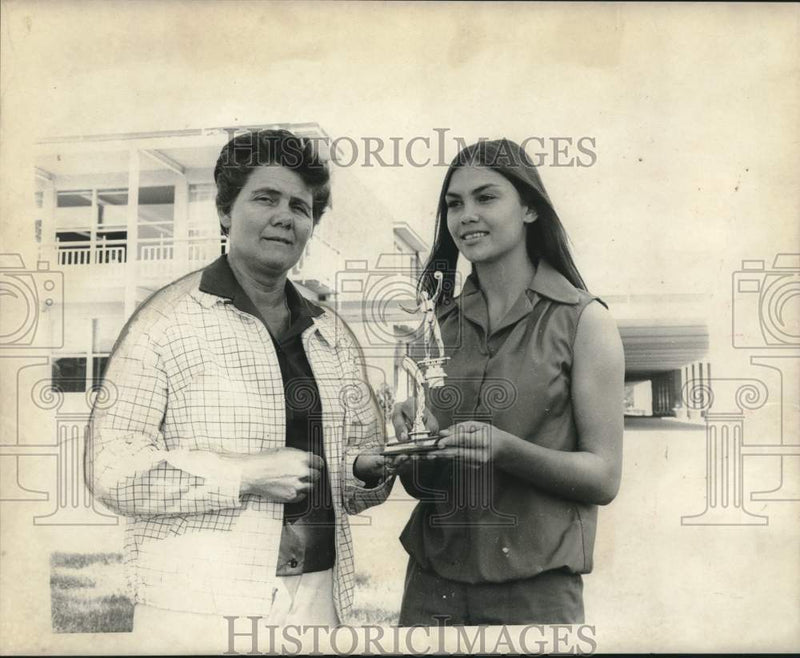 Load image into Gallery viewer, 1969 Press Photo Lynn Schexnayder Outstanding Volleyball Player- Betty Morrison
