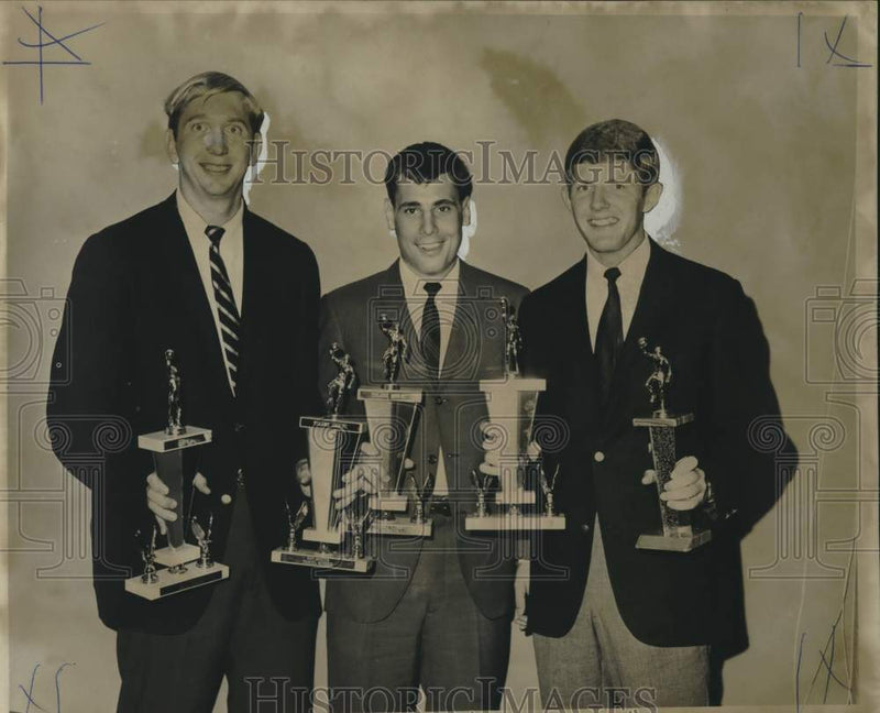 Load image into Gallery viewer, 1967 Press Photo Honorees at the basketball banquet at Lakewood Country Club
