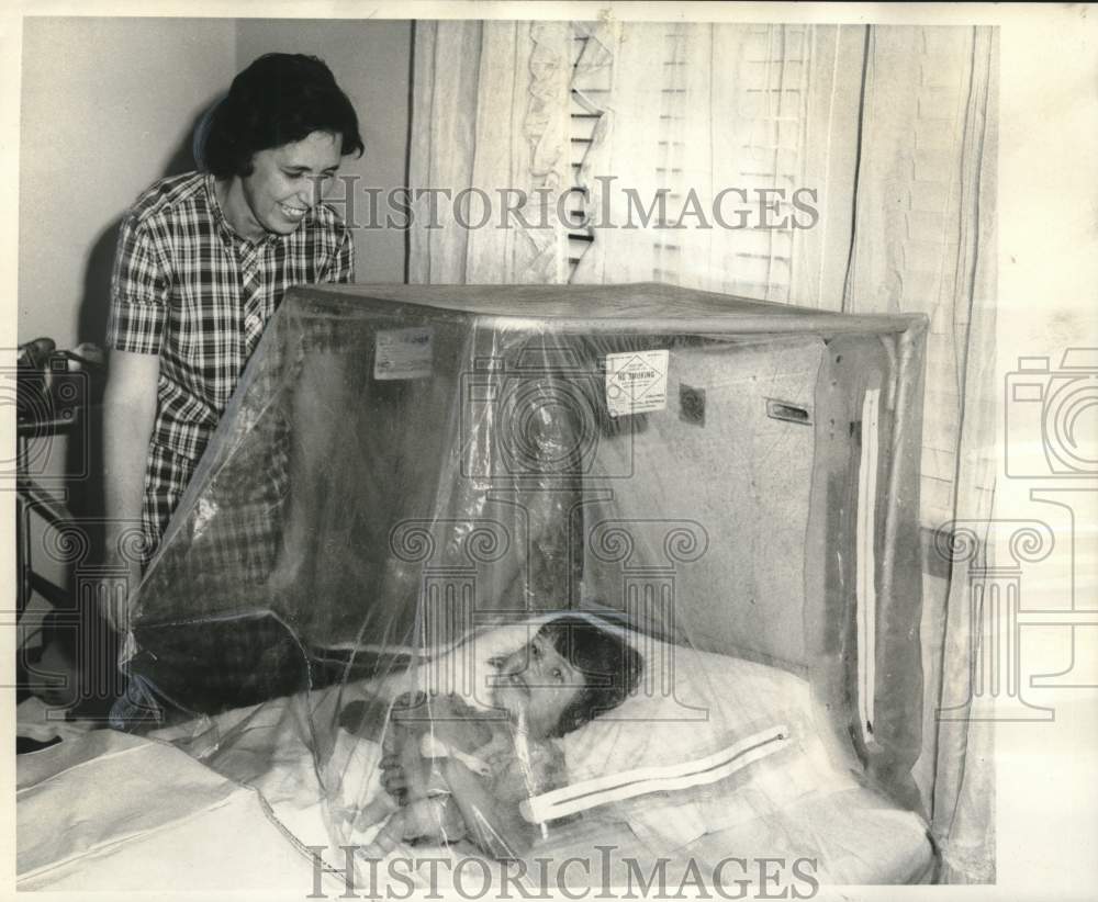 1970 Press Photo Barbara Modenbach, cystic fibrosis patient- Mist Tent Treatment- Historic Images