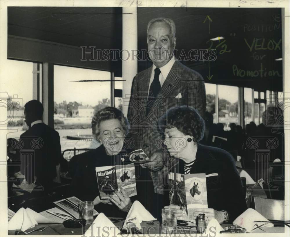 1975 Press Photo People check odds at the horse track in Louisiana - noo48855- Historic Images