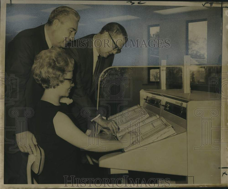 Load image into Gallery viewer, 1967 Press Photo Southern Bell's Metairie Information and Toll Office Operations

