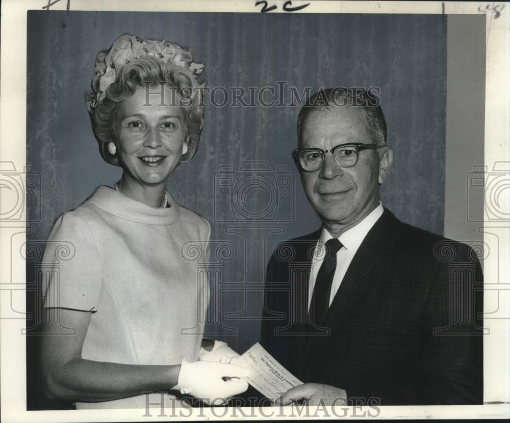 1966 Press Photo Kiwanis Youth Foundation Dr. Louis Monte presents check- Historic Images