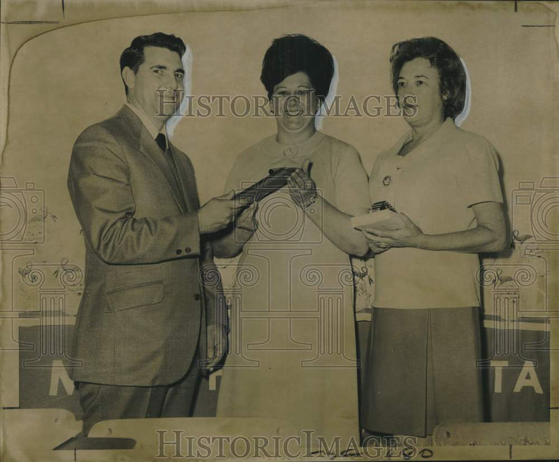 Load image into Gallery viewer, 1969 Press Photo Mothers Club of Worley Middle School Christmas party, Weswego
