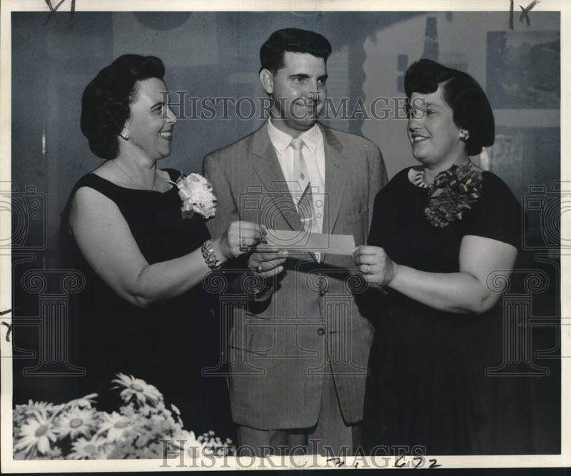 Load image into Gallery viewer, 1961 Press Photo Principal Sidney Montet receives check, Westwego Mothers Club
