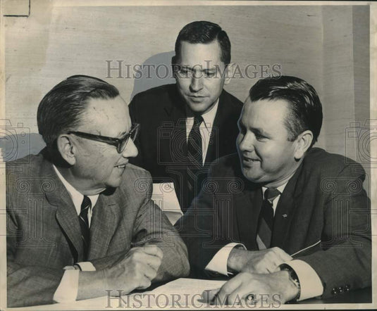 1964 Press Photo Sponsoring officials plan for Law Day USA in New Orleans