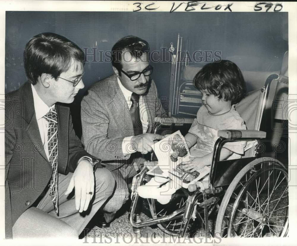 1973 Press Photo New Orleans group leaders visiting Children at the hospital- Historic Images