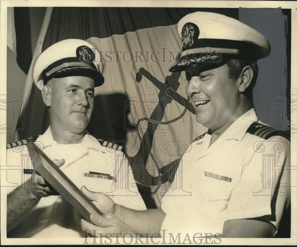 1970 Press Photo Commander Don R. Morrison honored by Charles H. Mayfield- Historic Images