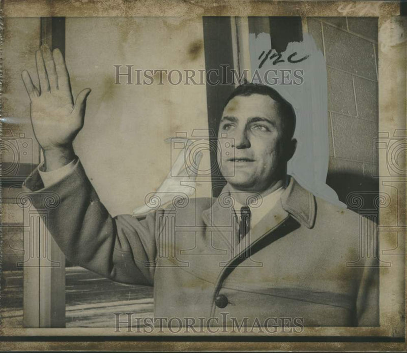 Load image into Gallery viewer, 1966 Press Photo Babe Parilli, combacker of year, football player - noo48981
