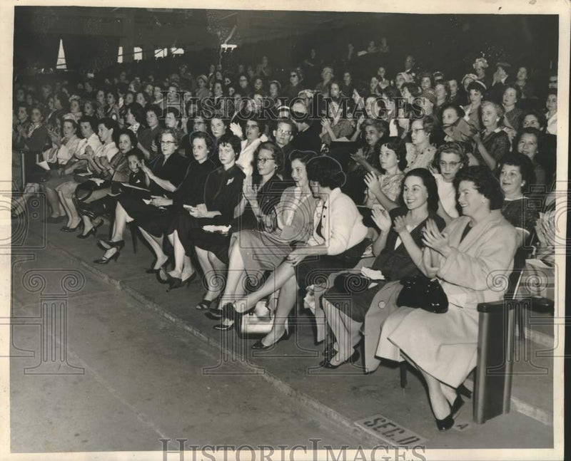 Load image into Gallery viewer, 1961 Press Photo Parents attend Parents Institute at Loyola University
