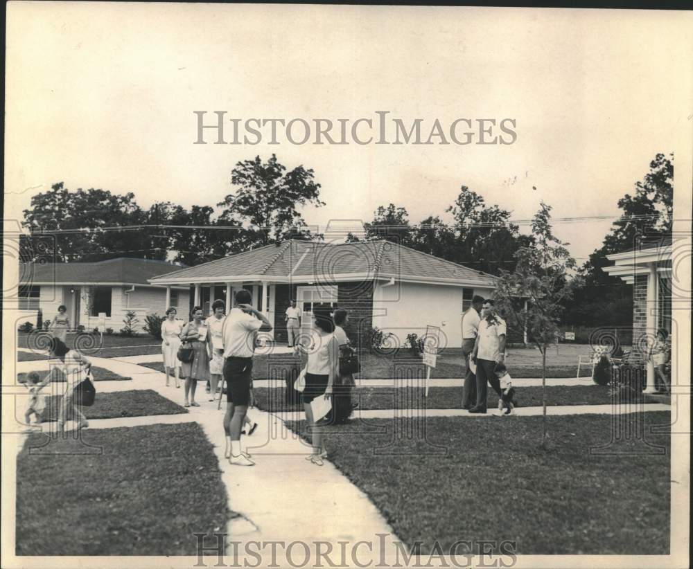1965 Press Photo Prospective homeowners at Parade of Homes in New Orleans area