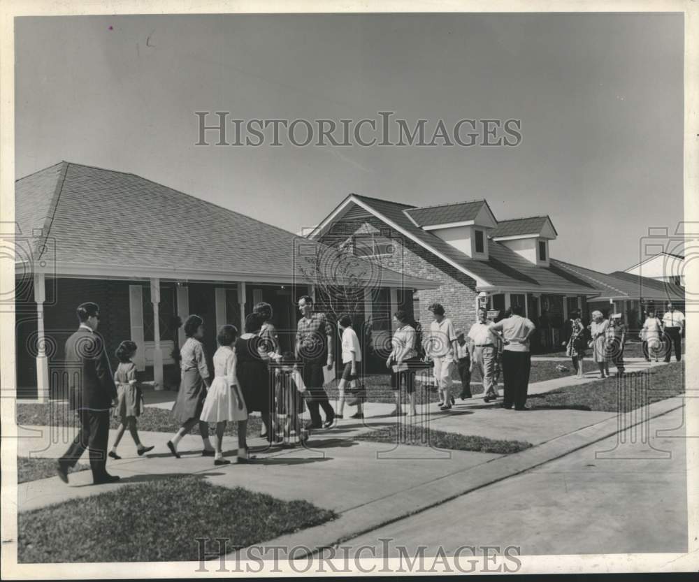1963 Press Photo Shoppers at &quot;Parade of Homes&quot; in New Orleans look for new house