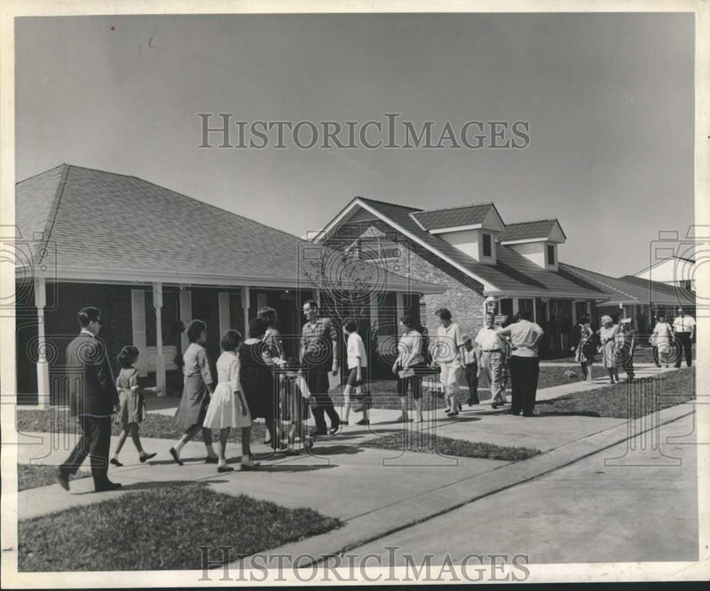 Load image into Gallery viewer, 1963 Press Photo Shoppers at "Parade of Homes" in New Orleans look for new house
