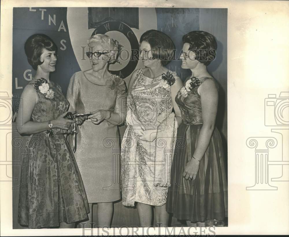 1965 Press Photo Officers of the Credit Women&#39;s Breakfast Club of the West Bank- Historic Images