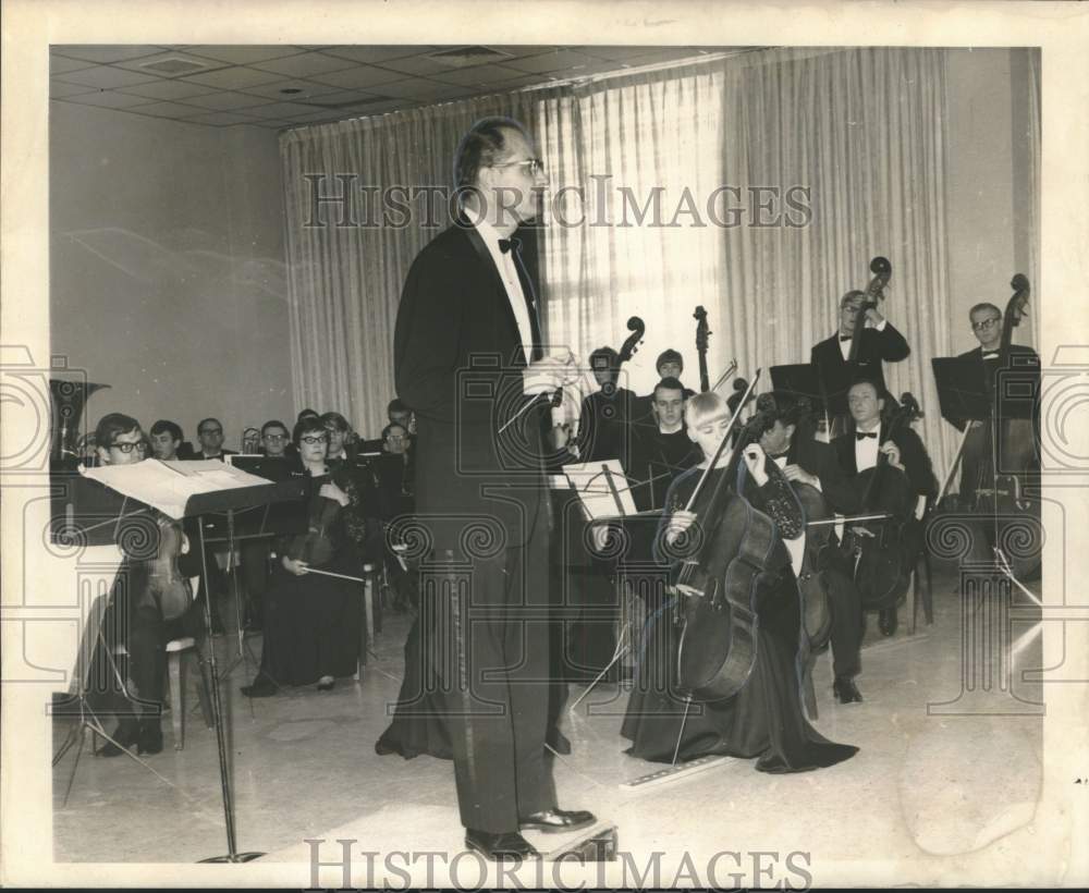 1968 Press Photo Marx Pales conducts the University of Arkansas Orchestra- Historic Images