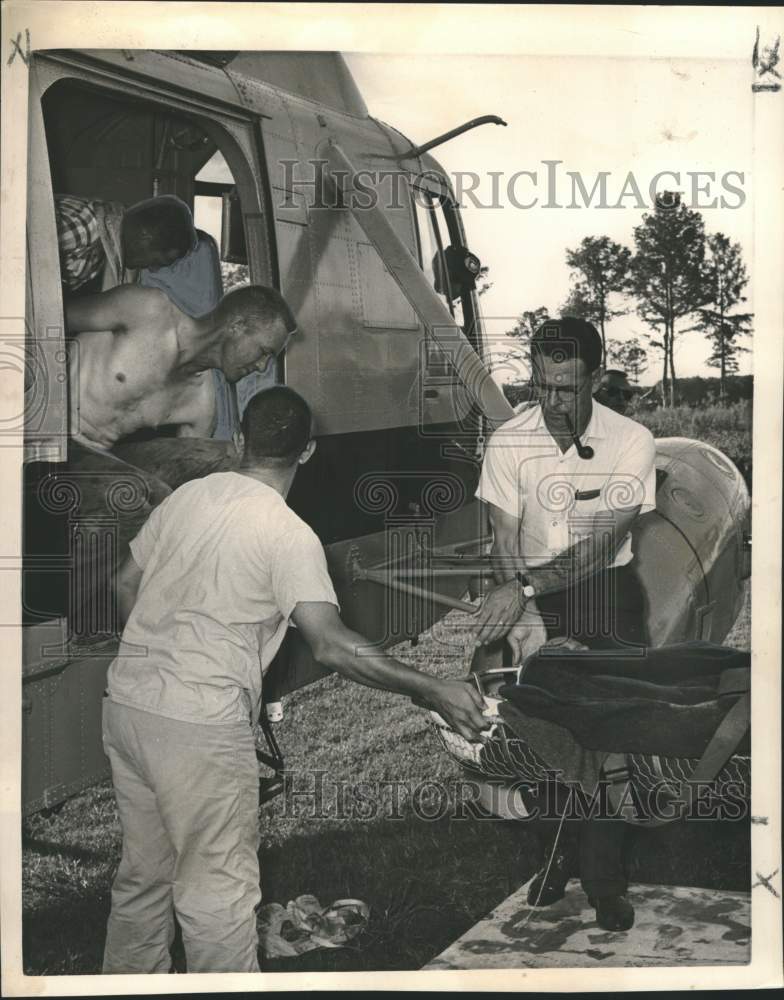 1964 Press Photo Survivors of the Oil Rig Fire explosion airlifted to hospital - Historic Images